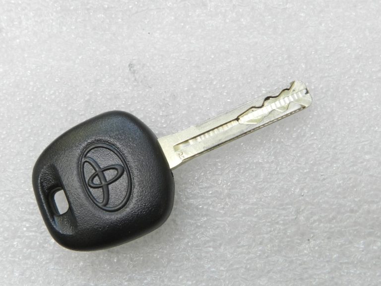 Toyota Yaris IV (XP210) aizdedzes slēdzenes ar atslēgu un durvju slēdzeņu komplekts 4528002420