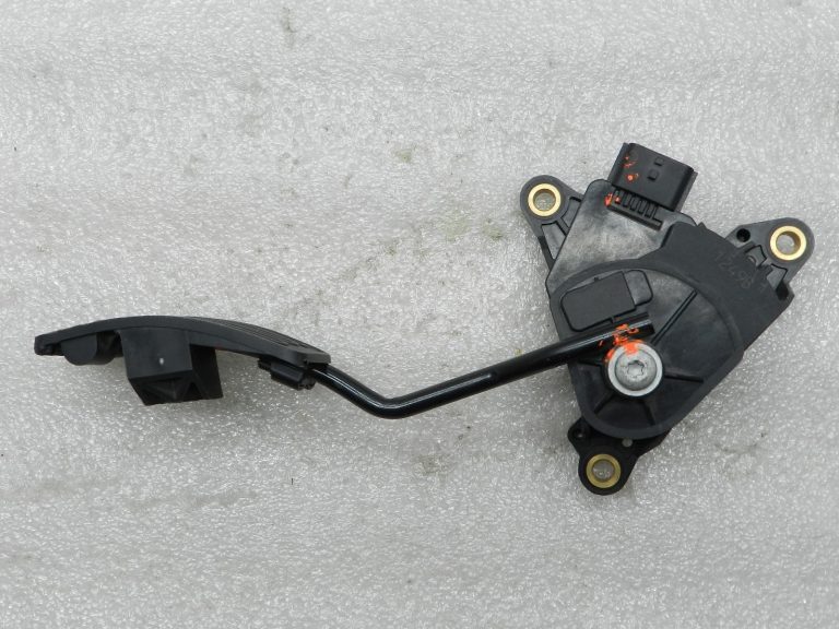 Nissan Qashqai oriģinālais akseleratora pedālis