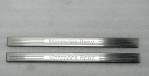 Mercedes E W212 oriģināls priekšējo sliekšņu apdares komplekts DEFEKTĪVS!!!