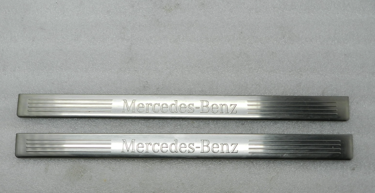 Mercedes E W212 oriģināls priekšējo sliekšņu apdares komplekts DEFEKTĪVS!!!