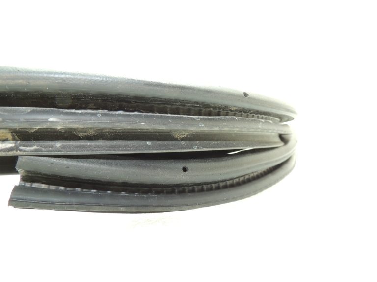 Nissan Qashqai J11 durvju blīve priekšējā labajā pusē 808304EA1E