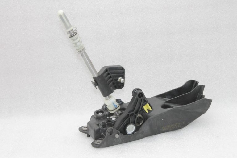 Oriģinālā Nissan X-Trail T32 6 pakāpju manuālās pārnesumkārbas svira 341015397R