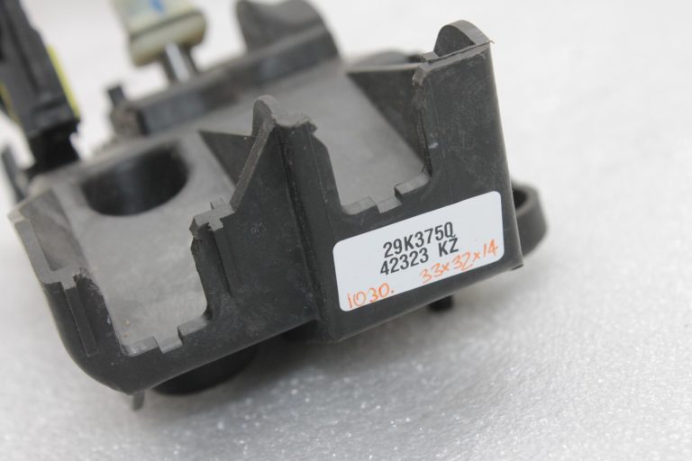 Oriģinālā Nissan X-Trail T32 6 pakāpju manuālās pārnesumkārbas svira 341015397R