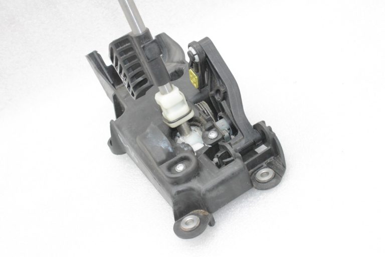 Oriģinālā Nissan X-Trail T32 6 pakāpju manuālās pārnesumkārbas svira 341015397R