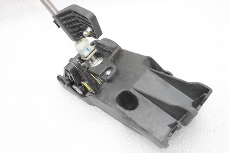 Oriģinālā Nissan X-Trail T32 6 pakāpju manuālās pārnesumkārbas svira 341015397R
