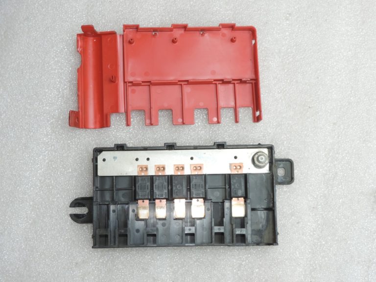 Oriģinālais BMW F30 F30 F22 F20 F20 F32 Releju drošinātāju kārba Sadalītājs B+ 61149227752