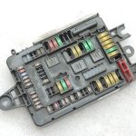Oriģinālā BMW F31 F31 F30 F20 F20 F22 F32 aizmugurējā jaudas sadalītāja drošinātāju kārba
