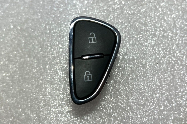 Opel Corsa E durvju slēdzeņu atbrīvošanas poga 13363826