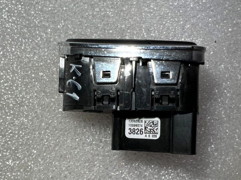 Opel Corsa E durvju slēdzeņu atbrīvošanas poga 13363826