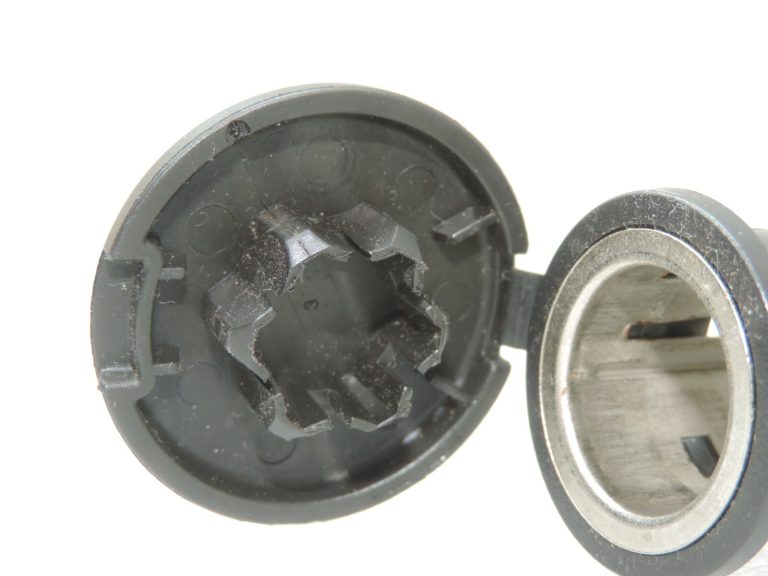Oriģinālais Opel Meriva B 12V savienojuma ligzda Kontaktligzda 13502523, YR00306080