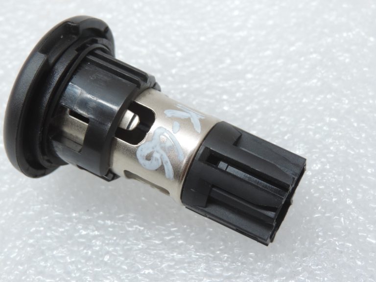 Oriģinālais Opel Meriva B 12V savienojuma ligzda Kontaktligzda 13502523, YR00306080