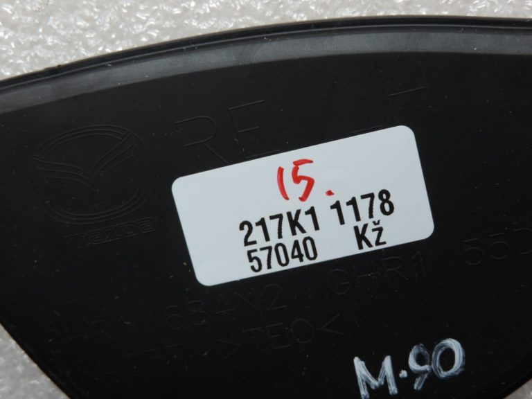 Oriģinālā Mazda 6 GJ aizmugurējo kreiso durvju nodalījuma gumijas paklājiņa ieliktnis apakšdaļā