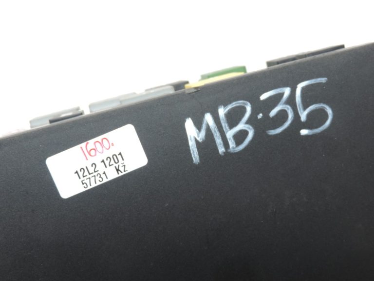Oriģinālais Mercedes Benz W212 E200 motora nodalījuma drošinātāju bloka vadības bloks