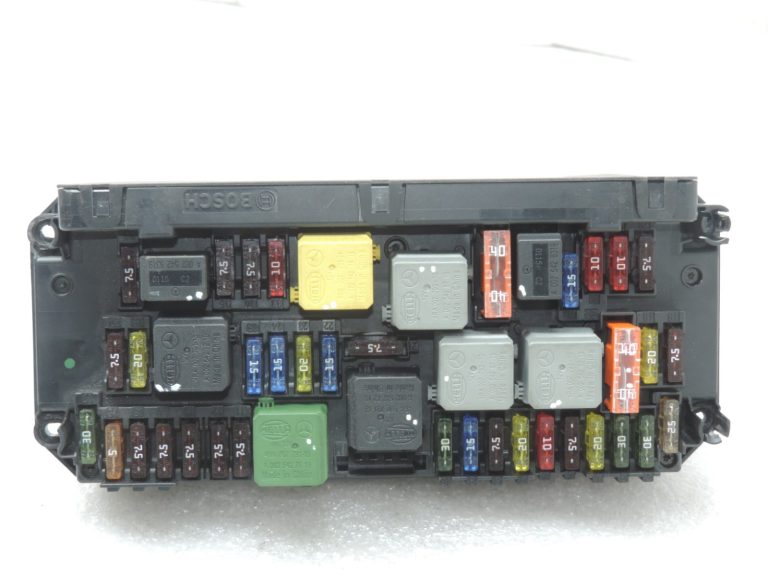 Oriģinālais Mercedes Benz W212 E200 motora nodalījuma drošinātāju bloka vadības bloks