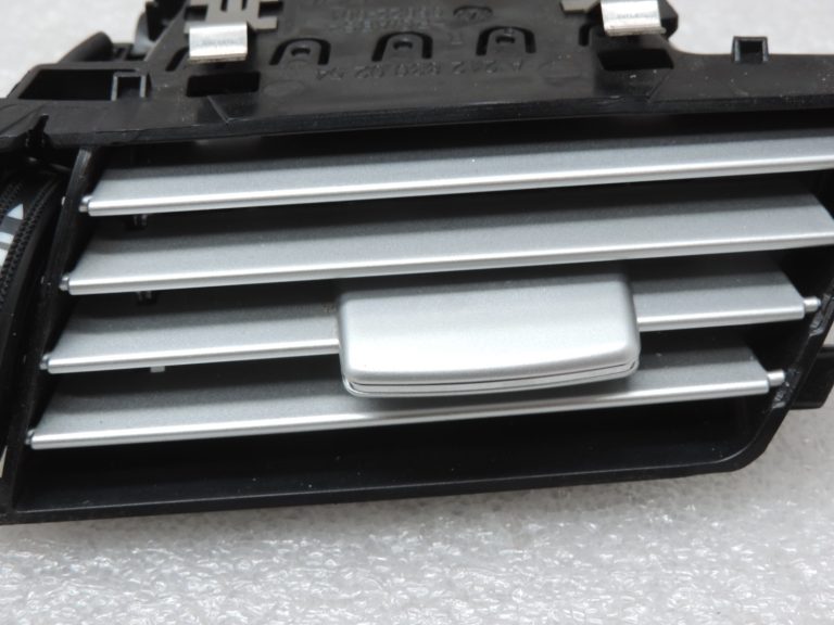 Oriģinālais Mercedes Benz W212 instrumentu paneļa ventilācijas atveres labais korpuss