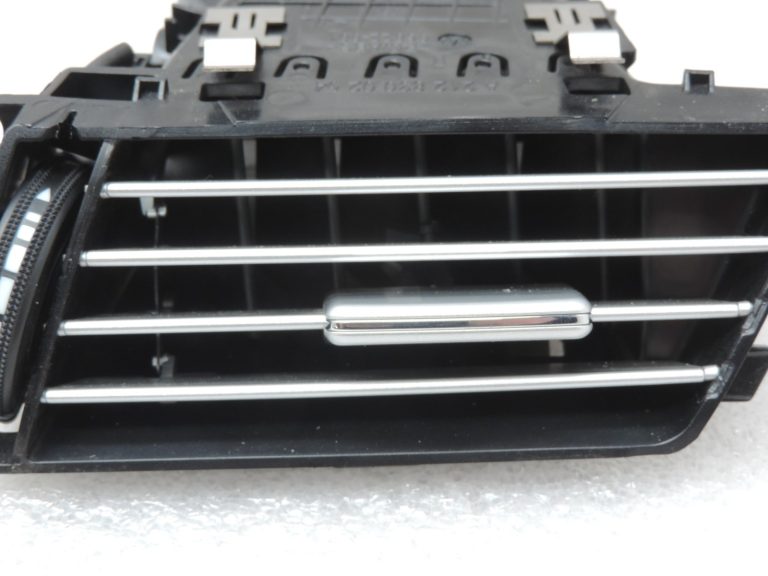 Oriģinālais Mercedes Benz W212 instrumentu paneļa ventilācijas atveres labais korpuss