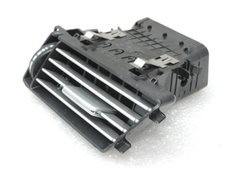 Oriģinālais Mercedes Benz W212 instrumentu paneļa ventilācijas atveres labais korpuss