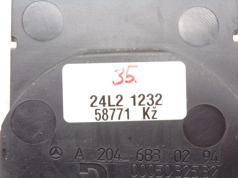 Oriģināls Mercedes W212 W204 centrālā roku balsta glabāšanas nodalījuma gumijas paklājiņš ar ielaidumu