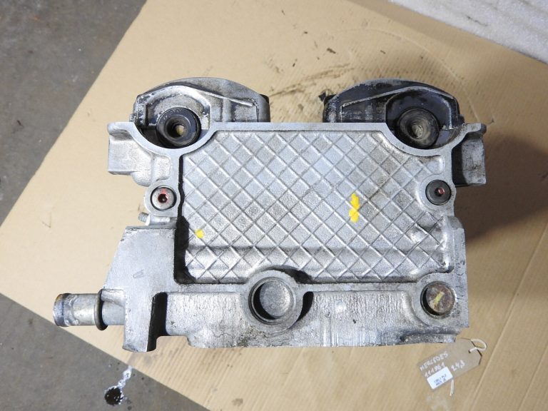 Mercedes W202 C220 W210 111.961 Cilindra galva ar sadales vārpstām R1110162101