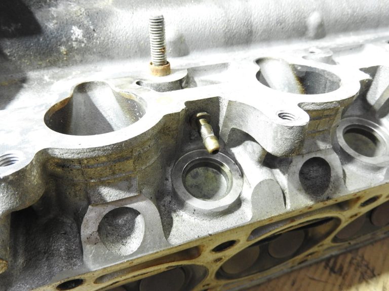 Mercedes W202 C220 W210 111.961 Cilindra galva ar sadales vārpstām R1110162101