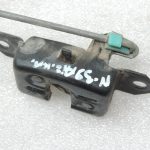 Oriģinālā Nissan Navara II D40 aizmugurējo durvju slēdzene kreisā 90503ZP50A