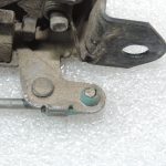 Oriģinālā Nissan Navara II D40 aizmugurējo durvju slēdzene kreisā 90503ZP50A