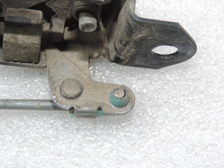 Oriģinālā Nissan Navara II D40 aizmugurējo durvju slēdzene kreisā 90503ZP50A