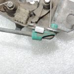 Oriģinālā Nissan Navara II D40 aizmugurējo durvju slēdzene labā 90502ZP50A