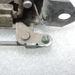 Oriģinālā Nissan Navara II D40 aizmugurējo durvju slēdzene labā 90502ZP50A