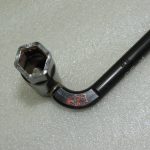 Renault Trafic III oriģinālais riteņu atslēgu uzgriežņu atslēgu uzgriežņu atslēgu Uz borta iebūvēts instruments 995450363R
