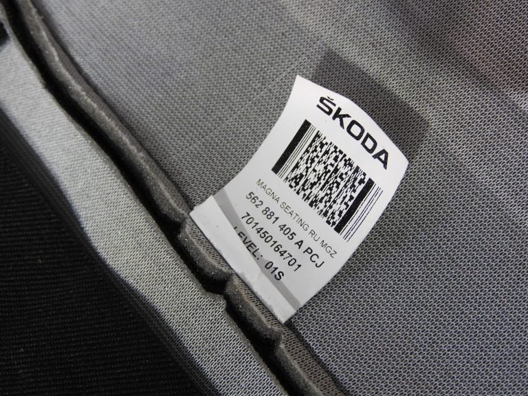 Skoda Kodiaq I Apakšējais sēdekļa pārvalks kreisais melns/pelēks 562881405A PCJ