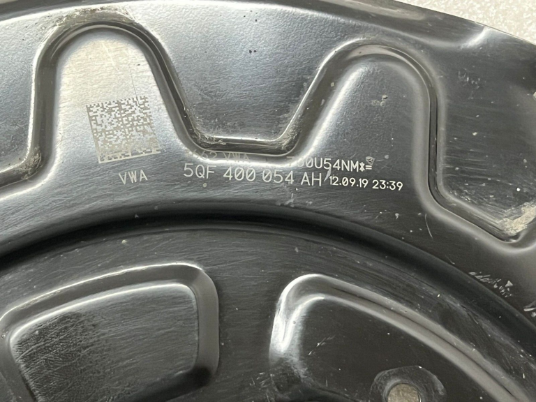 Škoda Kodiaq vāka plāksne siltuma aizsardzība pret šļakatām priekšējā labā 5Q0615312G