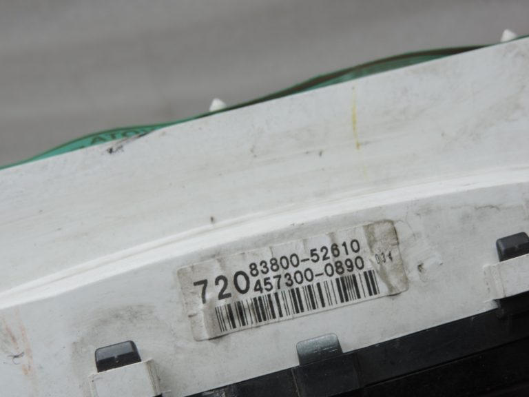Oriģināls Toyota Yaris P10 1.0/1.3 benzīna spidometra mērinstrumentu panelis 83800-52610
