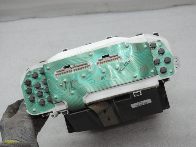 Oriģināls Toyota Yaris P10 1.0/1.3 benzīna spidometra mērinstrumentu panelis 83800-52610