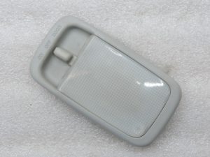 Oriģināls Toyota Yaris P10 aizmugurējais salona apgaismojums pelēks 8124012060P0