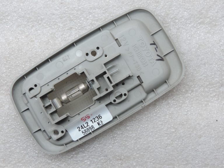 Oriģināls Toyota Yaris P10 aizmugurējais salona apgaismojums pelēks 8124012060P0