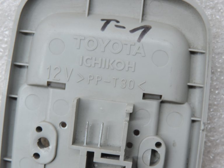 Oriģināls Toyota Yaris P10 aizmugurējais salona apgaismojums pelēks 8124012060P0