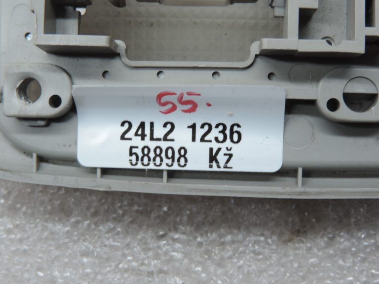 Oriģināls Toyota Yaris P10 aizmugurējais salona apgaismojums pelēks 8124012060P0