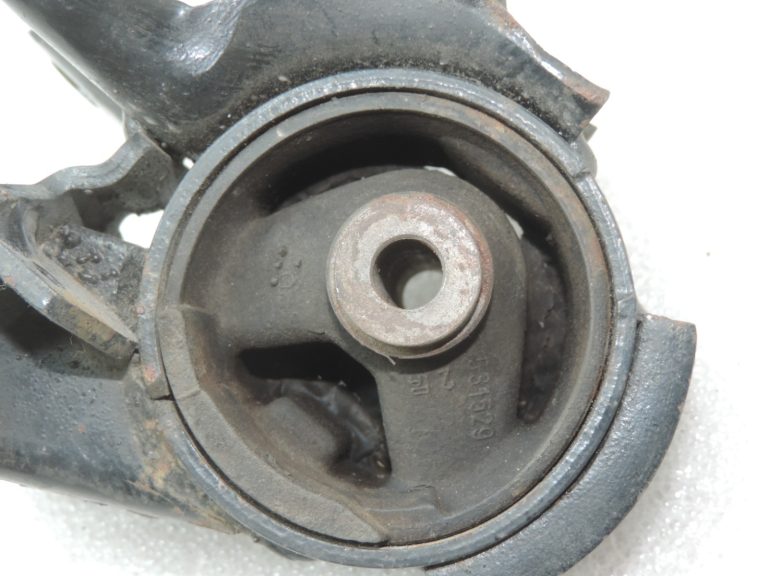 Oriģināls Toyota Avensis T22 1.6/1.8 Dzinēja stiprinājums kreisais 123720D040, 12372-0D040