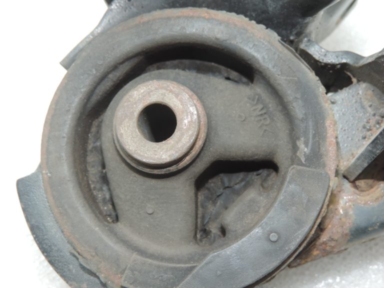 Oriģināls Toyota Avensis T22 1.6/1.8 Dzinēja stiprinājums kreisais 123720D040, 12372-0D040