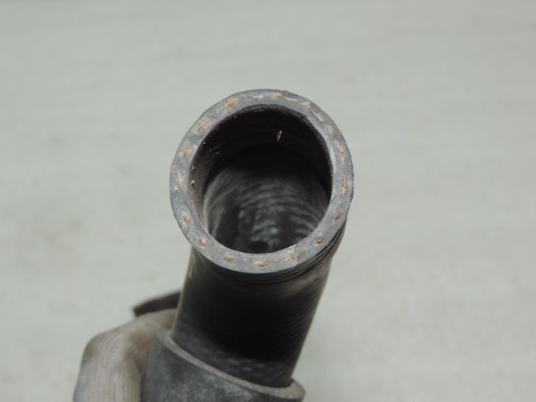 Oriģinālā Toyota Avensis T22 1.6/1.8 radiatora ieplūdes šļūtene 1657122110