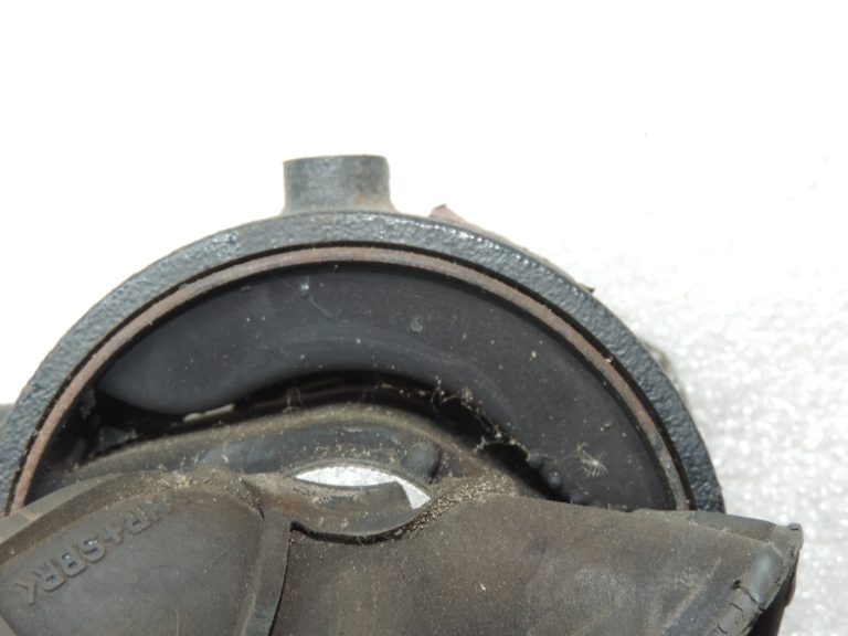 Oriģināls 2005-2012 Toyota RAV4 XA30 2.2 D-CAT (2ADFHV) aizmugurējais motora stiprinājums