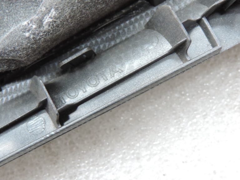 Oriģināls Toyota Corolla E12 pārnesumkārbas bagāžnieks ar pārsegu sudraba krāsā