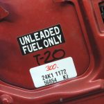Oriģināls Toyota RAV4 II XA20 3 durvju benzīna uzpildes vāciņš sarkans 7735042060