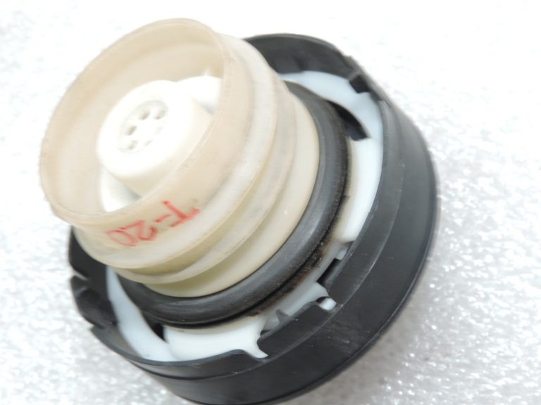 Oriģināls Toyota RAV4 II XA20 benzīna uzpildes vāciņš 7730028010, 77300-28010