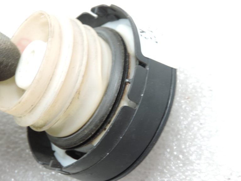 Oriģināls Toyota RAV4 II XA20 benzīna uzpildes vāciņš 7730028010, 77300-28010