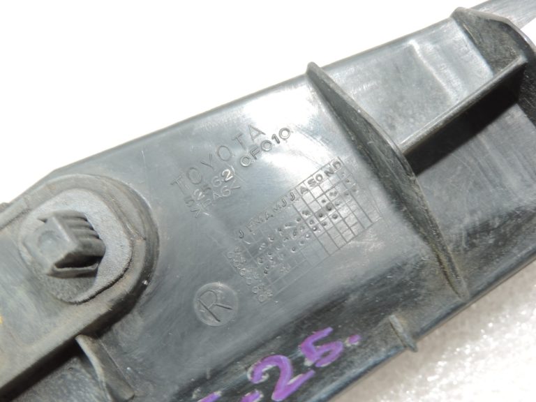 Oriģināls Toyota Corolla Verso AR10 aizmugurējā bampera kronšteins augšējā labajā pusē