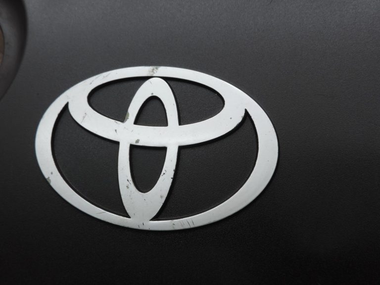 Oriģināls Toyota Corolla E12 2.0 D-4D 1CD-FTV motora pārsegs