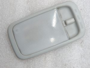 Oriģināls Toyota Yaris P10 aizmugurējais salona apgaismojums pelēks 8124005030B2
