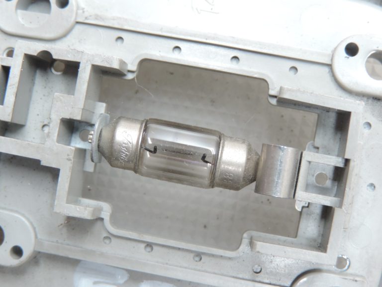 Oriģināls Toyota Yaris P10 aizmugurējais salona apgaismojums pelēks 8124005030B2